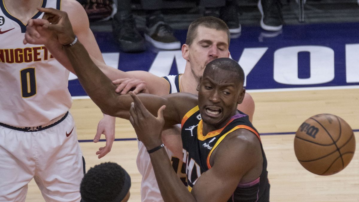 PAP/EPA / RICK D'ELIA / Na zdjęciu: Bismack Biyombo (w środku)