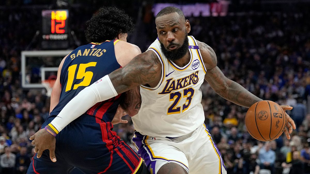 Getty Images / Thearon W. Henderson / Na zdjęciu: Koszykarze podczas meczu Golden State Warriors - Los Angeles Lakers. W białej koszulce LeBron James.