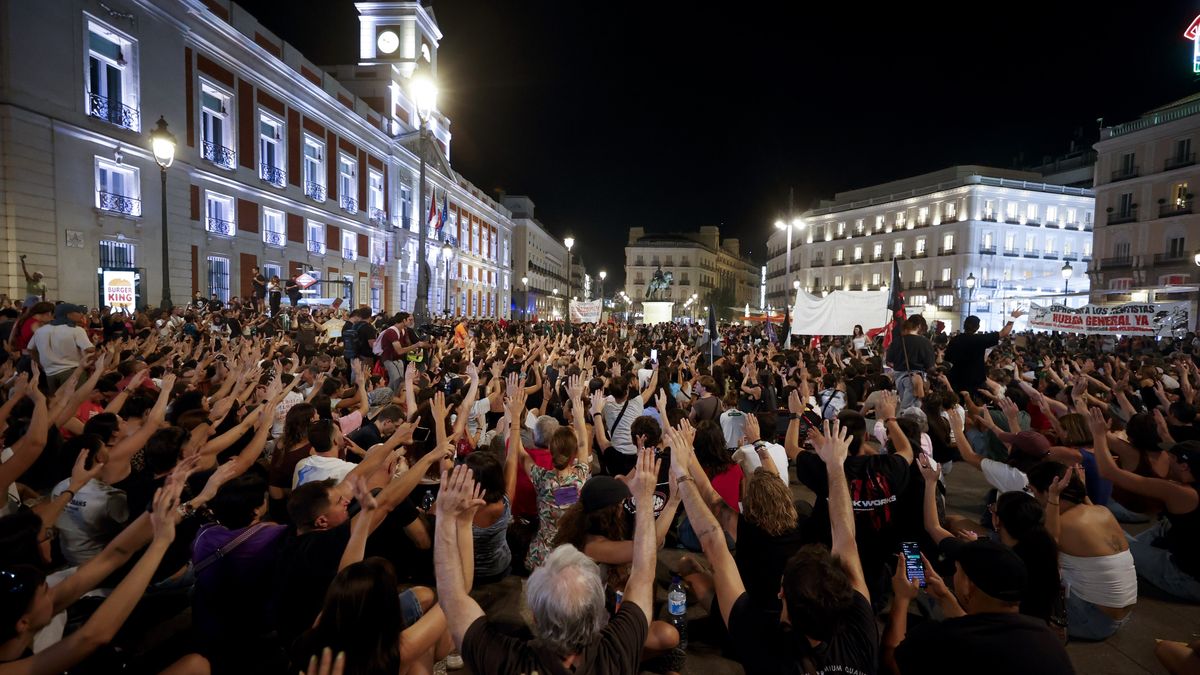Demonstrators camp at Puerta del Sol following a protest against evictions and in support of Maricarmen in Madrid, Spain, 26 September 2026. Demonstrators took part in a rally to condemn Maricarmen's forced eviction on 23 September from the apartment where she had lived for 70 years. EPA/JAVIER LIZON Dostawca: PAP/EPA.