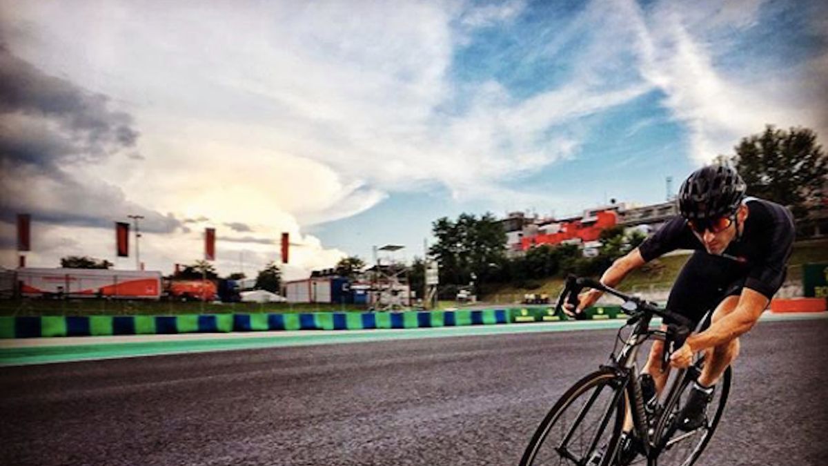 Zdjęcie okładkowe artykułu: Instagram /  / Robert Kubica uwielbia jeździć na rowerze szosowym. Nawet po torach Formuły 1