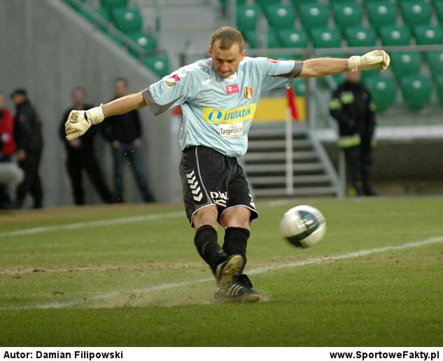 Piłkarze mieli sporo problemów z murawą na Stadionie Miejskim we Wrocławiu. Tu poślizgnął się Zbigniew Małkowski, bramkarz Korony