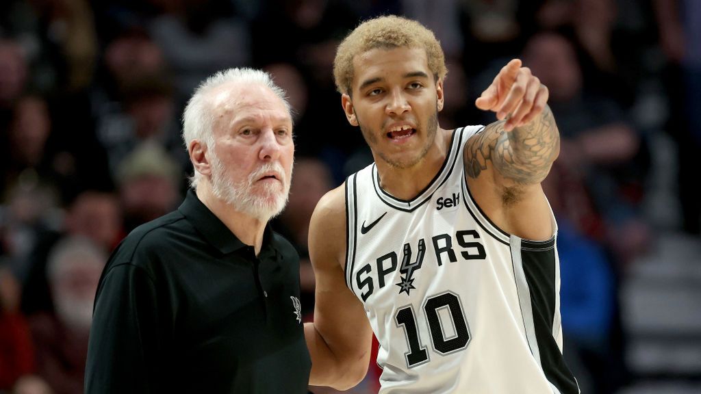 Getty Images / Steph Chambers / Na zdjęciu od lewej: Gregg Popovich i Jeremy Sochan