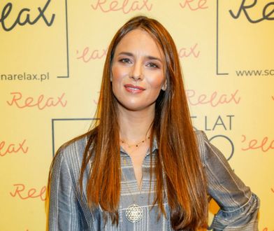 Anna Czartoryska w zaawansowanej ciąży wygrzewa się na plaży