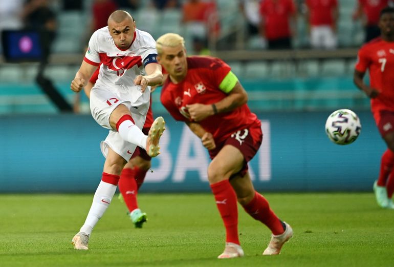 Burak Yilmaz (w białym stroju)