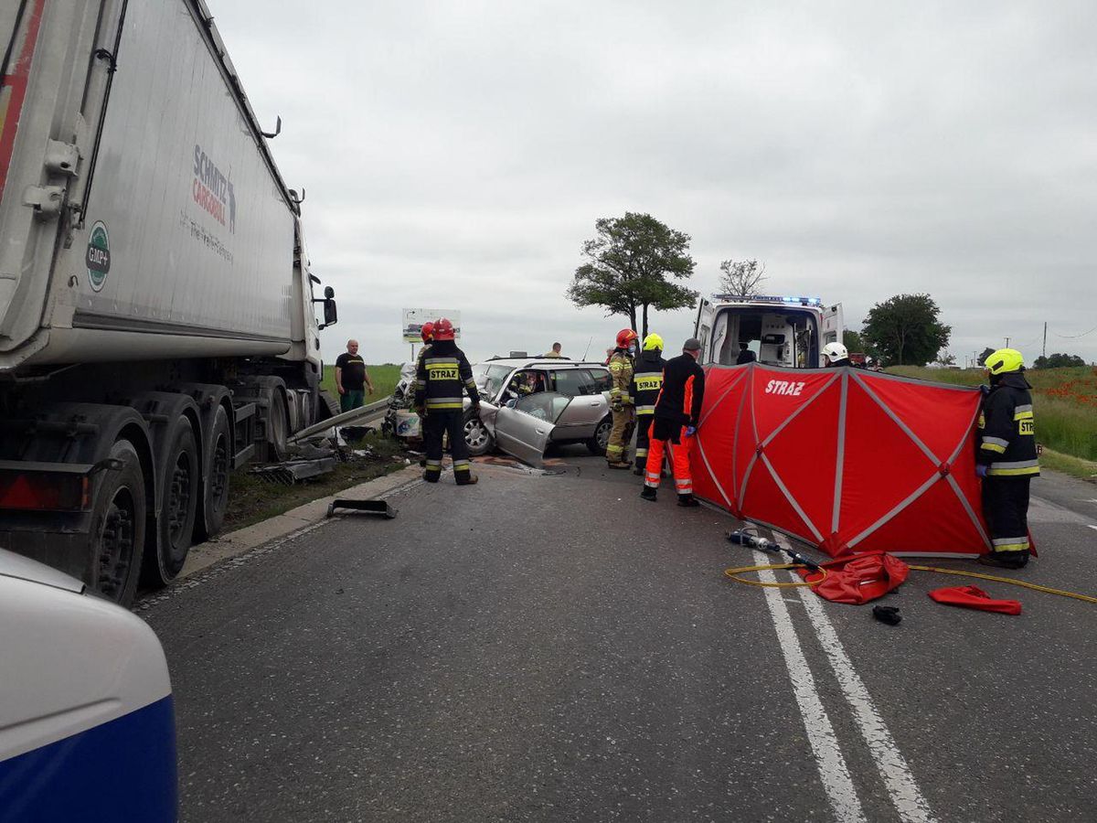 Płońsk. Wypadek na DK 7. Nie żyje kobieta, troje dzieci rannych