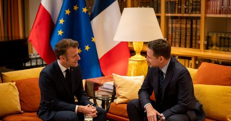 Macron z prezentem od Trzaskowskiego. "Niezwykły"