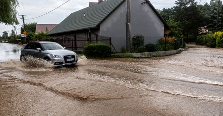 Osuwiska i zalane drogi. Utrudnienia po nawałnicach w Małopolsce