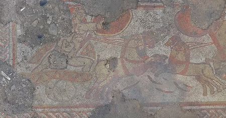 Przypadkowo znalazł 1500-letnią rzymską mozaikę na polu. Historyczne odkrycie w Wielkiej Brytanii