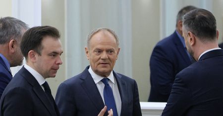 Tusk ostro komentuje propozycję prezydenta i prezesa  NBP. "Niebezpieczna hucpa"