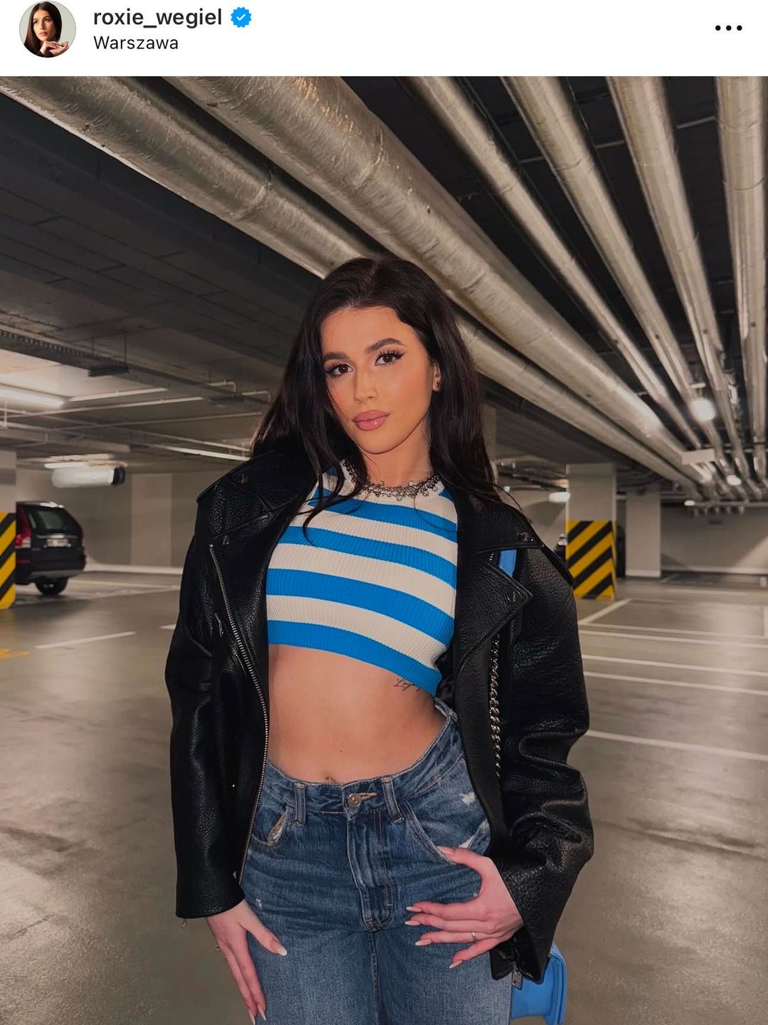 Roksana Węgiel świeci brzuchem, pozując na parkingu