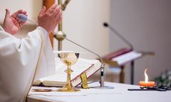 Myszyniec. Podczas mszy reanimowano człowieka. Rodzina broni działań księdza