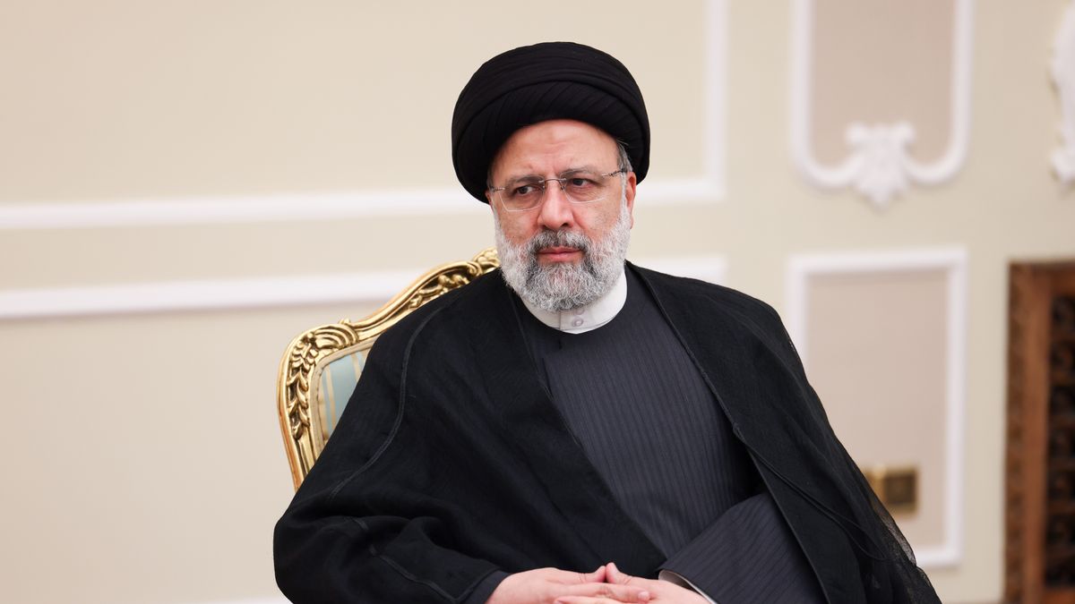 TEHRAN, IRAN - SEPTEMBER 03: Turkish Foreign Minister Hakan Fidan (not seen) is being received by Iranian President Ebrahim Raisi (R) in Tehran, Iran on September 03, 2023. (Photo by Murat Gok/Anadolu Agency via Getty Images)