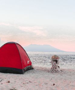 Wakacyjny niezbędnik. Jaki sprzęt i akcesoria zabrać na plażę?