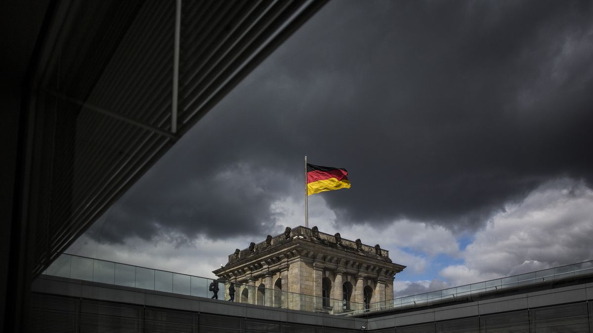 German Flag
BERLIN, GERMANY - APRIL 05: The german flag waves on the top of the Reichstag building on April 05, 2018 in Berlin, Germany.(Photo by Florian Gaertner/Photothek via Getty Images)
Florian Gaertner
Architektur, architecture, Aussenansicht, Aussen, Aussenaufnahme, Exterior, exterior shot, Am Tag, tagsueber, Tageslicht, On the day, daytime, daylight, Wolken, Wolkig, Wolke, Clouds, cloudy, cloud, Sonne, Sonnig, Sonnenschein, Sun, sunny, sunshine, Bauwerk, Bauwerke, Building, Buildings, Grossstadt, Grosstadt, Metropole, Big city, metropolis, Hauptstadt, Capital, Sehenswuerdigkeit, Sehenswuerdigkeiten, Attraction, attractions, Denkmal, Denkmaeler, Monument, monuments, Wahrzeichen, Landmark, anonym, anonymous, Neutraler Hintergrund, Out, Querformat, QF, Horizontal, Uebersicht, Overview, Feature, Symbolfoto, Symbolbild, Symbol picture symbol image, Dramatisch, Dramatic, Politik, Politics, Deutschland, Germany, deutsch, deutsche, deutscher, deutsches, German, Flagge, Fahne, Flag, Nationalflagge, Nationalflaggen, Nationalfahne, Nationalfahnen, National flag, national flags, Deutschlandfahne, Schwarz, Rot, Gold, Deutschlandflagge, Germany Flag, Black, Red, Parlament, Parliament, Bundestag, Deutscher Bundestag, Reichstag, German Parliament, the Reichstag, dark clouds, dunkle wolken