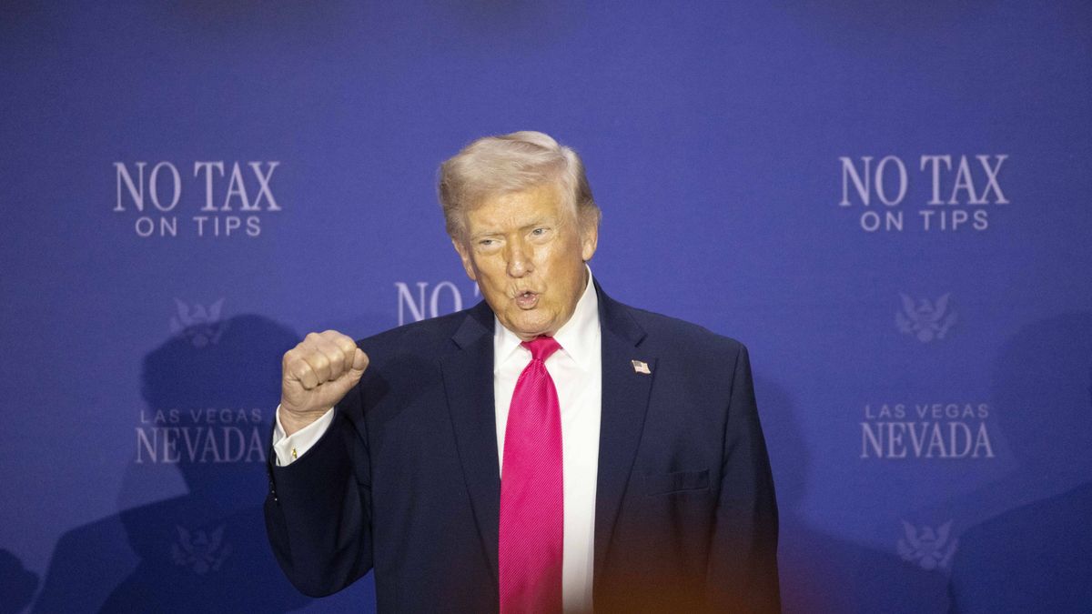 US President Donald Trump hosts 'No Tax on Tips' roundtable in Las Vegas
epaselect epa12895253 US President Donald Trump gestures before leading a roundtable event on his 'No Tax on Tips' policy at the AC Hotel Las Vegas Symphony Park in Las Vegas, Nevada, USA, 16 April 2026. The policy allows eligible workers to deduct up to 25,000 US dollars in qualified tip income from their federal taxes.  EPA/RONDA CHURCHILL 
Dostawca: PAP/EPA.
RONDA CHURCHILL
epaselect