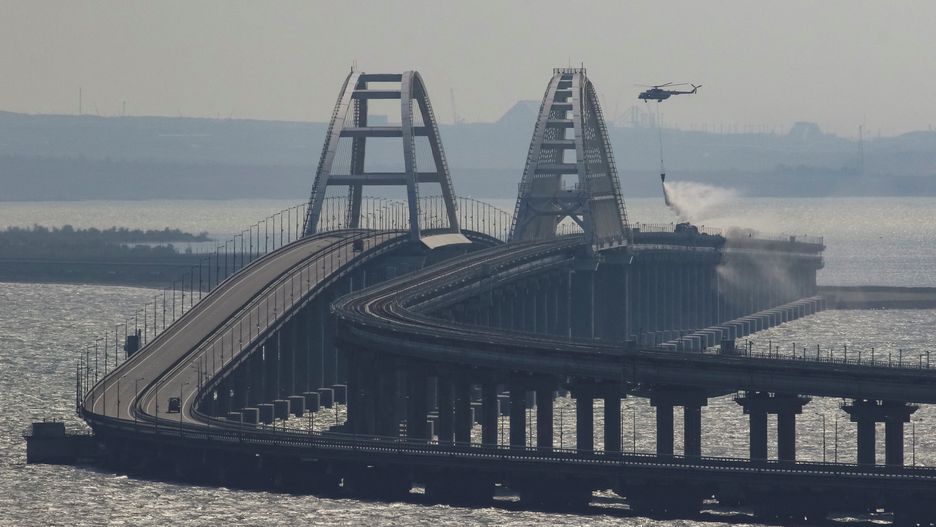Helikopter nad Mostem Krymskim