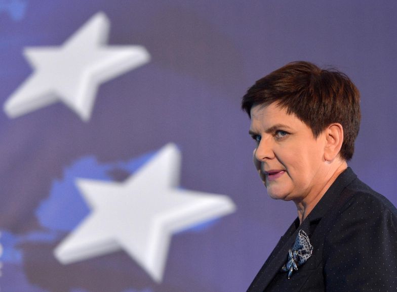 Na czele rządu stoi premier Beata Szydło, nikogo więc nagroda dla niej nie powinna dziwić - mówi money.pl minister rodziny Elżbieta Rafalska