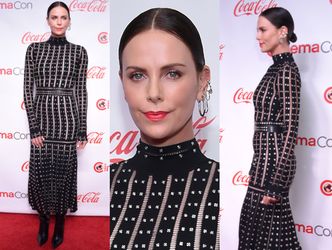 Posągowa Charlize Theron żali się na samotność w kreacji od McQueena