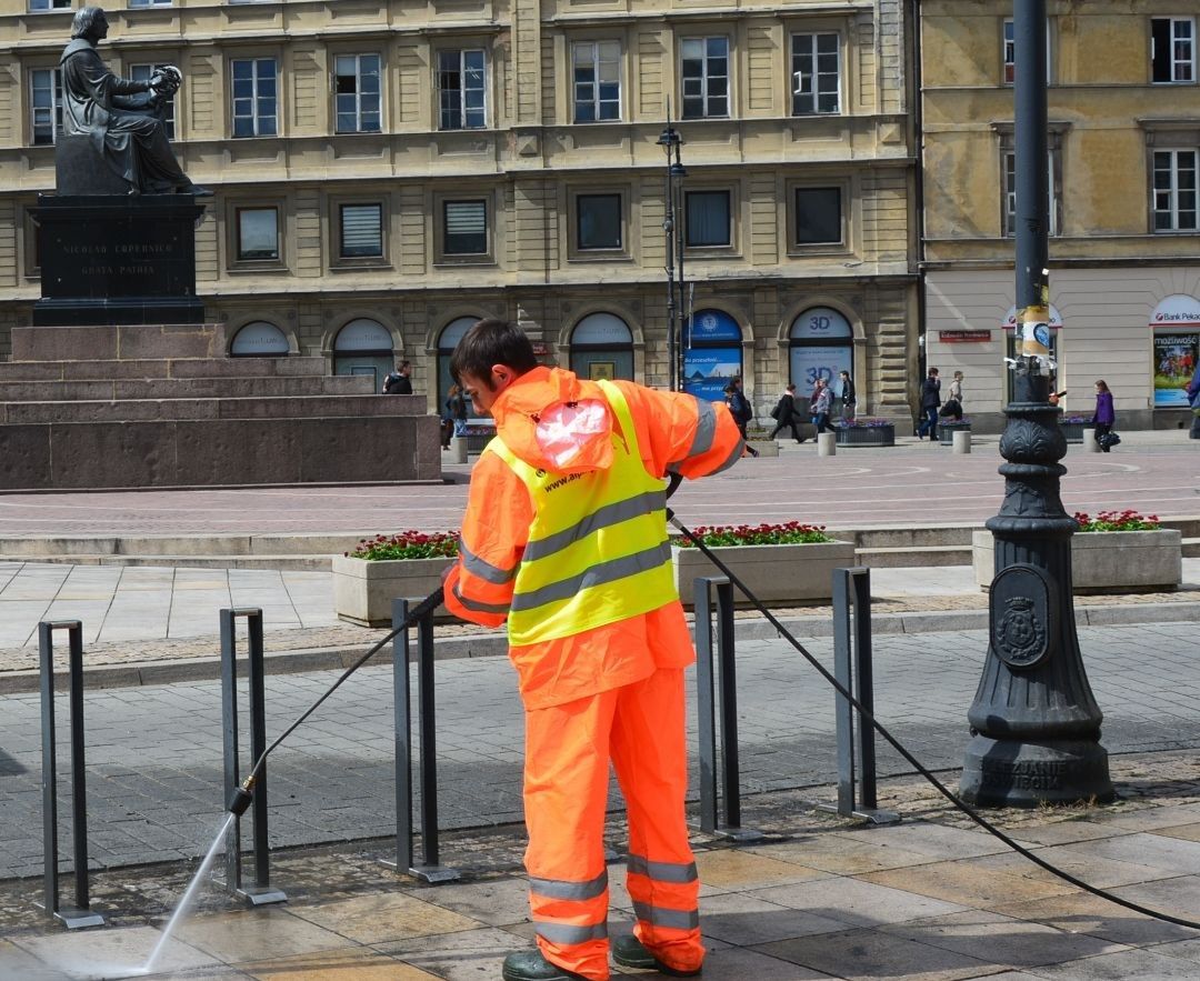 Wiosenne porządki na Krakowskim Przedmieściu. Umyją 23 tys. m2 chodników