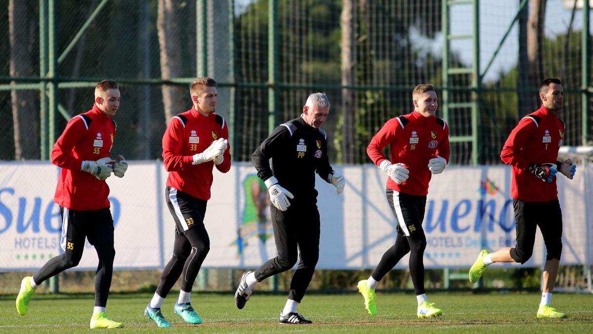 Newspix / KAMIL SWIRYDOWICZ / CYFRASPORT / Na zdjęciu (od lewej): Xavier Dziekoński, Damian Węglarz, Paweł Primel (trener bramkarzy), Hubert Gostomski oraz Dejan Iliew w trakcie treningu