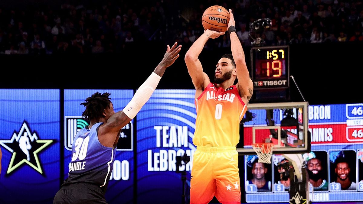 Getty Images / Tim Nwachukwu / Na zdjęciu: Jayson Tatum oddaje rzut