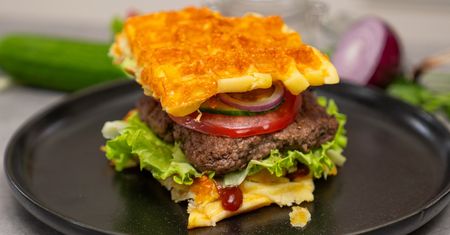 Zamiast bułek wybrałam gofry. Takie burger to strzał w dziesiątkę