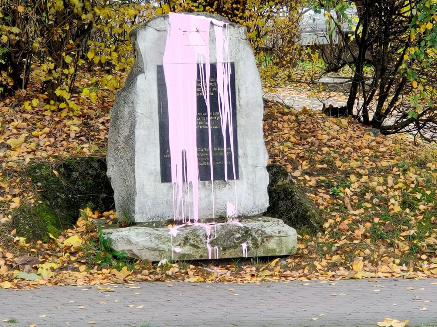 Zniszczony pomnik w Biłgoraju. Do aktu wandalizmu doszło w listopadzie ub. roku