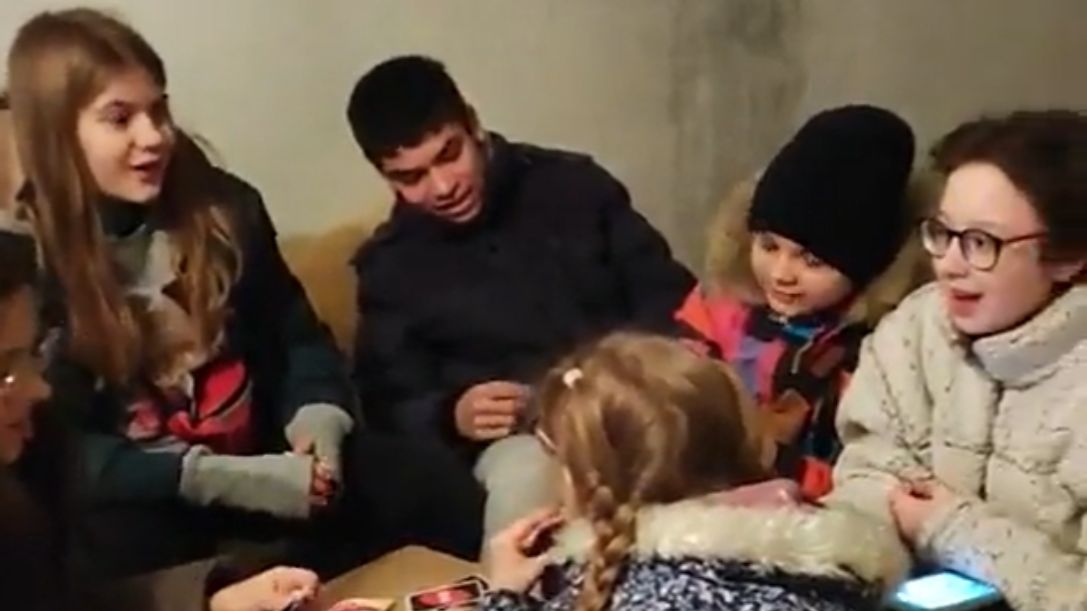 Dzieci śpiewające hymn Kijowa 