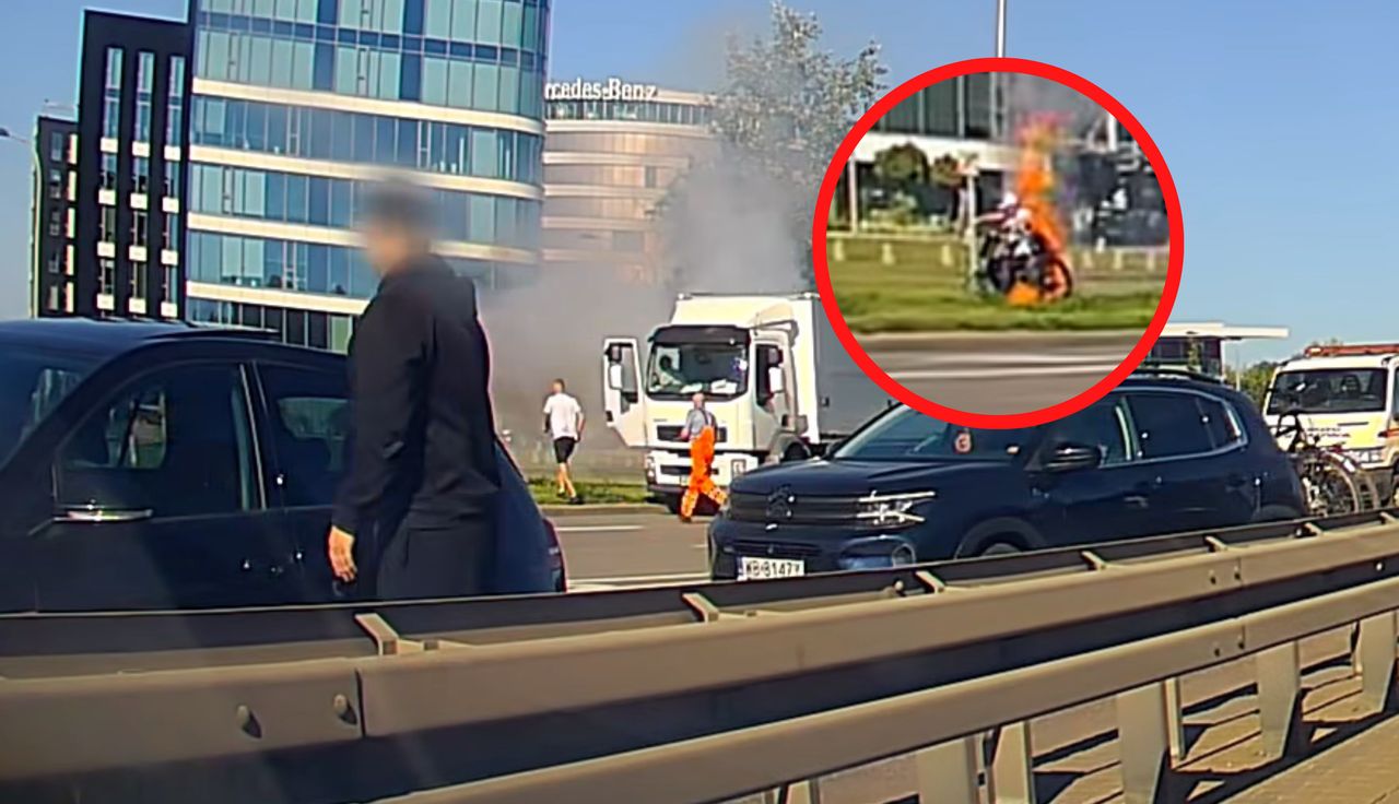 Aż wybiegali z aut. Wózek w ogniu. Niesie się nagranie z Warszawy