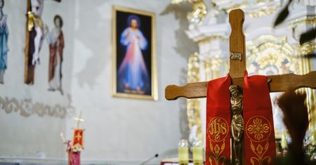 Po pijanemu wyciągali kasę z kościelnych skarbonek. Nagrała ich kamera