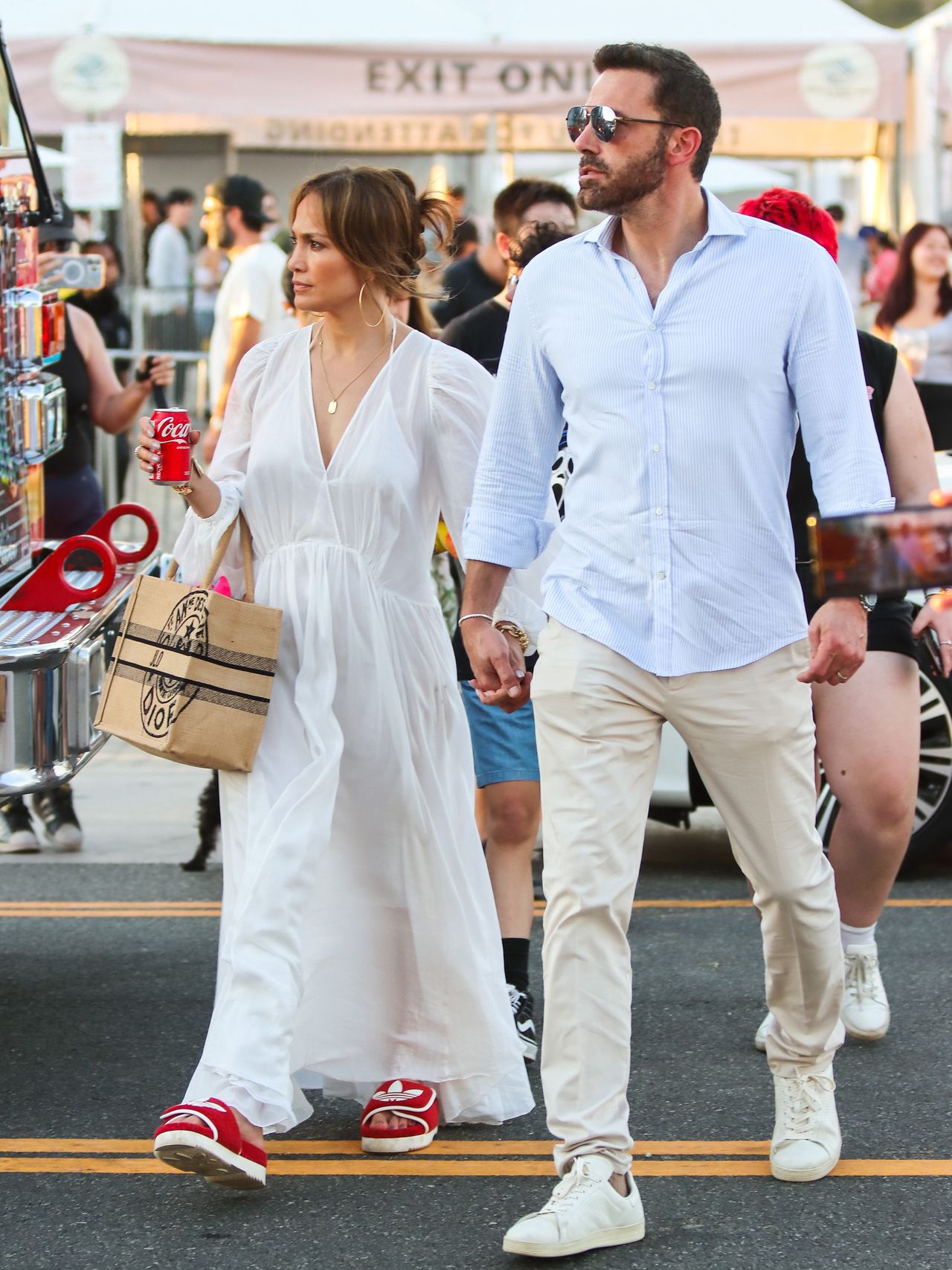 Jennifer Lopez przechadza się w klapkach po Los Angeles