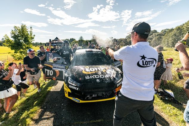 Tak Jakub Matulka świętował tytuł (fot. Maciej Niechwiadowicz)