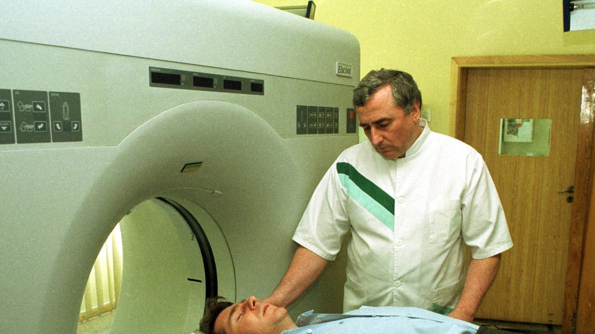 Ryszard Czarnecki podczas badania tomografem komputerowym we Wrocławiu w 2001 roku