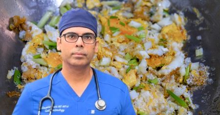Gastrolog poleca jeść regularnie. "Jako lekarz nigdy nie pomijam"