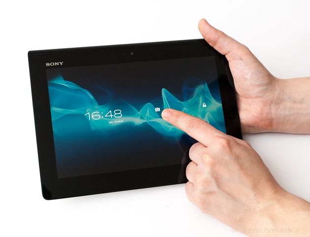 Sony Xperia S widok przód dłoń
