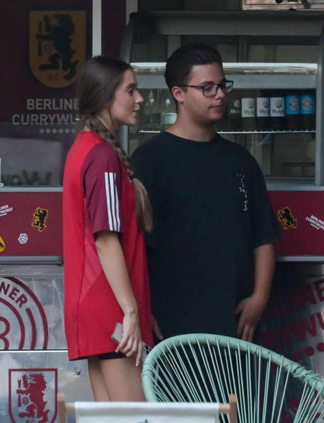 Allan Krupa sprzedaje kiełbaski w food trucku
