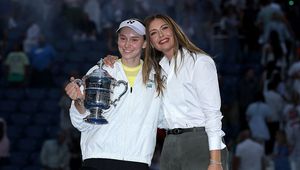 Zobacz, kto wręczył trofeum Rybakinie. To legenda tenisa