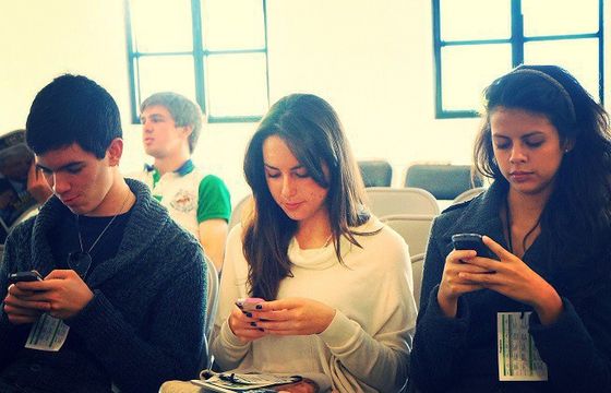 Już prawie połowa Polaków korzysta z telefonu ponad 2 godziny dziennie