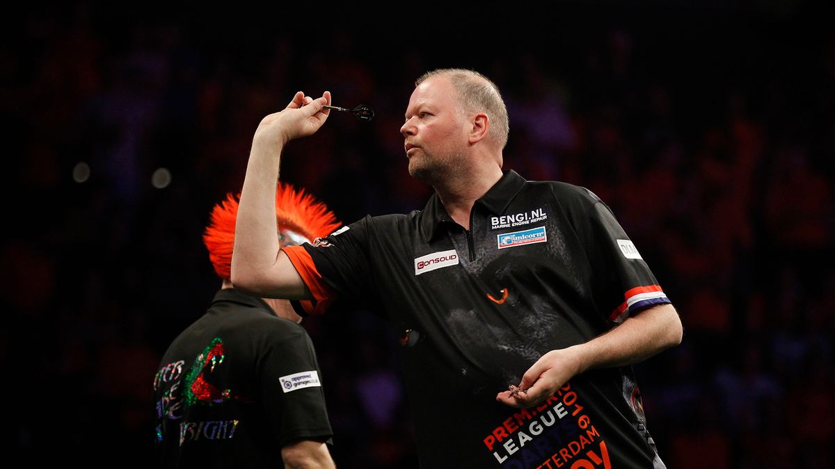 Raymond van Barneveld podczas turnieju Premier League Darts 2017 w Rotterdamie