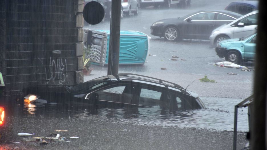 Bad weather in Cataniaepa09546993 A car is submerged in floodwaters in Catania, Sicily Island, Italy, 26 October 2021. A storm has struck in the past few hours in Catania causing a lot of damage. A man was reported drowned as he got out of his car.  EPA/ORIETTA SCARDINO Dostawca: PAP/EPA.ORIETTA SCARDINO