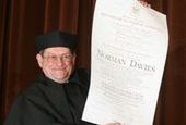 Norman Davies wśród nagrodzonych Honorowym Medalem Europejskim