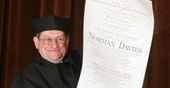 Norman Davies wśród nagrodzonych Honorowym Medalem Europejskim