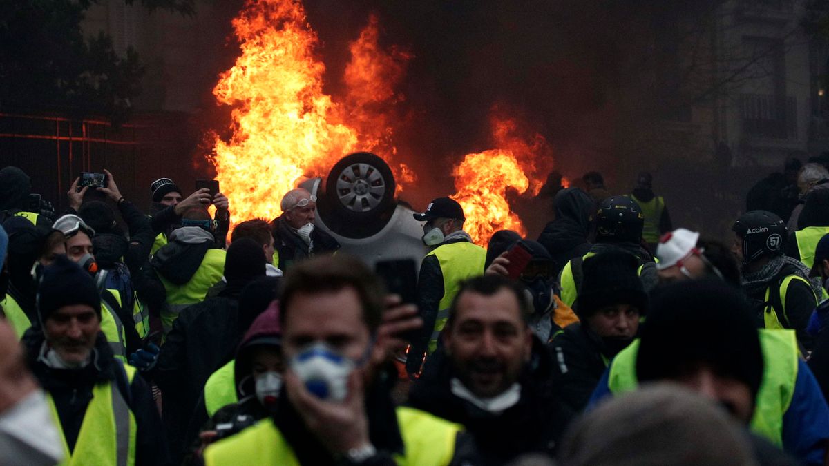 Zdjęcie okładkowe artykułu: PAP/EPA / YOAN VALAT / Na zdjęciu: zamieszki w Paryżu
