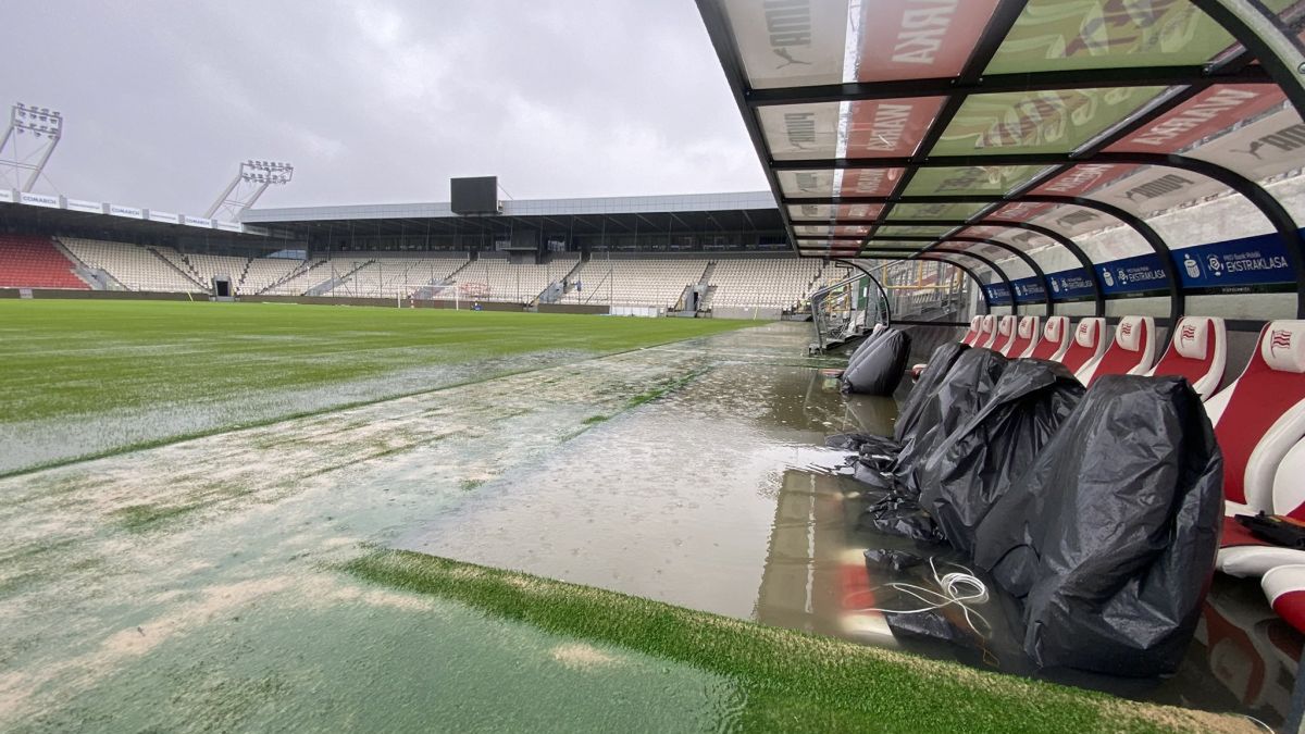 Twitter / MarzenaM_Warwas / Zalany stadion Cracovii w sobotnie przedpołudnie