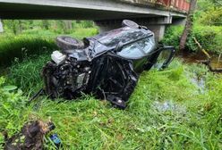 Auto spadło z mostu. Kierowca sam z niego wyszedł