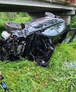 Auto spadło z mostu. Kierowca sam z niego wyszedł