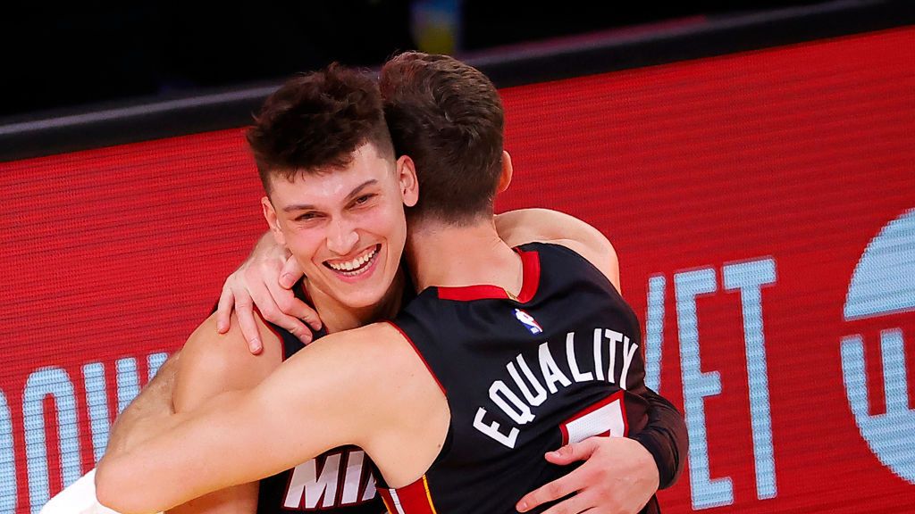 Tyler Herro (z lewej) i Goran Dragic