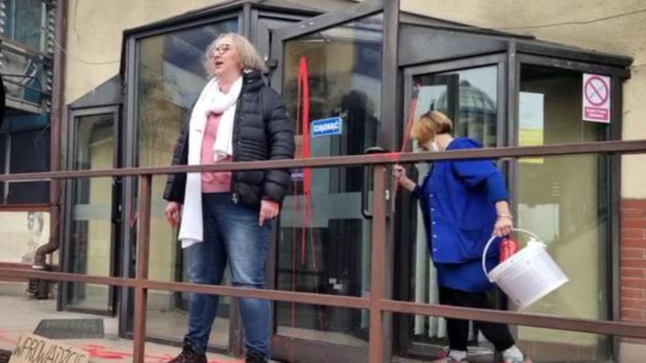 Awantura na Nowogrodzkiej. Marta Lempart wdała się w sprzeczkę ze sprzątaczką. Stopklatka z nagrania wolne-media.pl 