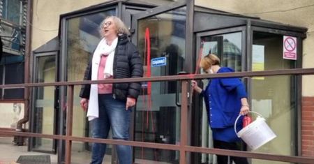 Awantura na Nowogrodzkiej. Marta Lempart wdała się w sprzeczkę ze sprzątaczką