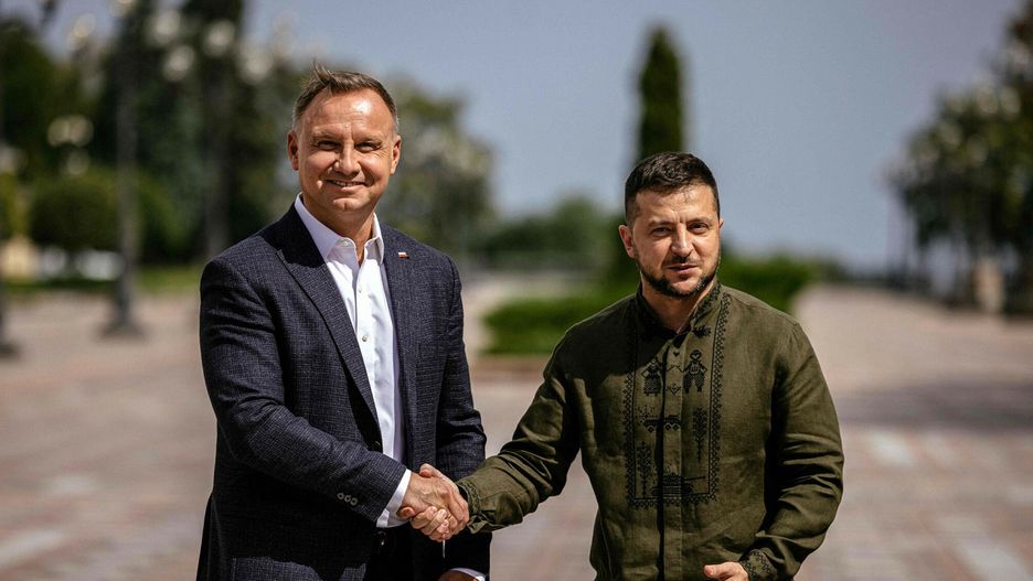 W tej koszuli Zełenski przywitał Dudę. Strój skrywa ważne symbole